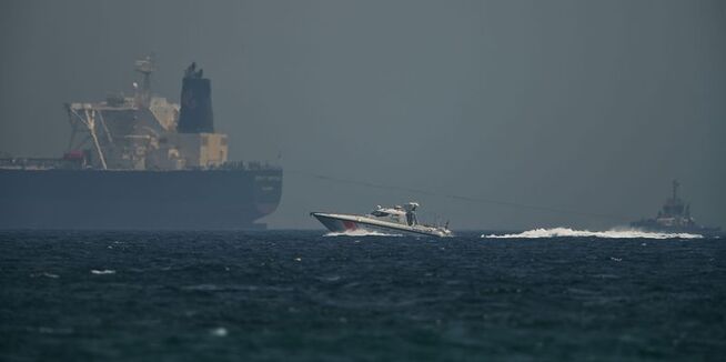 <p class="_1uxMy" data-test-tag="image:caption">PATRULJERER: Et hurtiggående kystvaktskip fra Emiratene passerer en oljetanker utenfor kysten av havnebyen Fujairah ved Omanbukta 13. mai i år. Foto:</p>