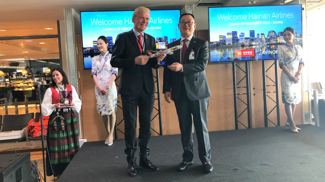 Konsernsjef Dag Falk Petersen i Avinor (t.v.) og Bao Qifa, styreleder i HNA Aviation Group, under åpningen av Hainan Airlines' nye direkterute mellom Beijing og Oslo