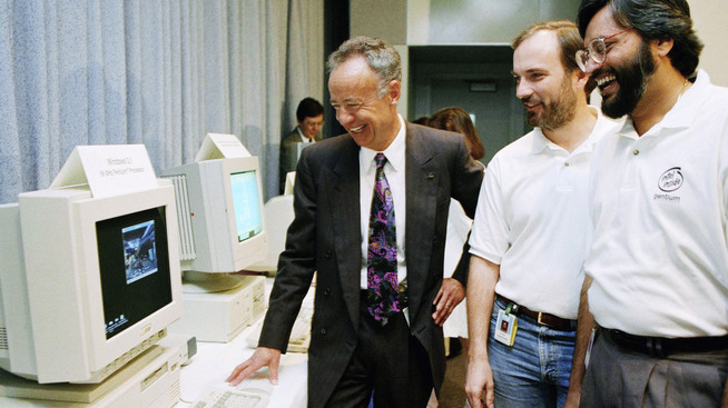 & lt; b & gt; INNOVASJON: & lt; / b & gt; Andy Grove kingdoms are in pioneer and utviklingen av den moderne mikroprosessoren. Her avbildet til Venstre November in demonstrasjon for in av Intels Pentium-prosessorer and 1993.