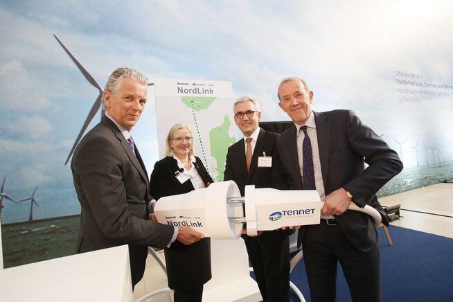 <p><b>TETT KONTAKT:</b> Her markerer ledelsen i nettoperatørene TenneT og Statnett avtalen om å bygge ut Tysklandskabelen den 19. mars 2015.</p>