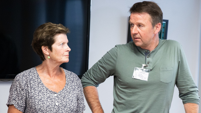 <p><b>KREVER KRISEPAKKE:</b> Ann Merete Furuberg i Norsk Bonde- og Småbrukarlag (t.v.) og Lars Petter Bartnes i Norges Bondelag før møtet med landbruks- og matminister Jon Georg Dale mandag.</p>