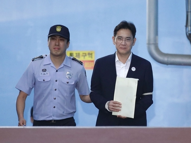 <p><b>LAGT I JERN:</b> Tidligere toppsjef og Samsung-arving Lee Jae-yong, ble i sommer dømt til fem års fengsel for korrupsjonsangklager.</p>