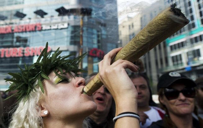 <p><b>FYRER LØS:</b> Marihuana og cannabis er ikke lovlig i Norge ennå, men nå kan du trolig snart investere i det på Oslo Børs. Her fra Canadas feiring av marihuanaens uoffisielle bursdag: 20. april.</p>