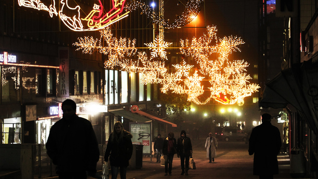 <p>SHOPPING: Årets julehandel vil totalt bli på nivå med fjorårets, og kanskje litt lavere i antall kroner brukt per person.</p>