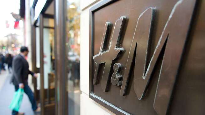 <p><b>PÅ ANNENPLASS:</b> Kleskjeden H & M gir svenskene både første- og annenplassen på Brand Finaces liste.</p>