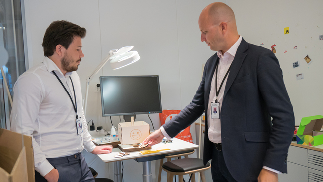EGEN LAB: Underavdelingen Deloitte Digital er for øvrig stolt over å kunne tilby sine ansatte litt mer kreative lokaler enn i resten av huset. Blant annet har de en egen lab for fysisk produktutvikling, hvor Morten Jansrud og Martin Bryn viser frem en «mood box» under produksjon.