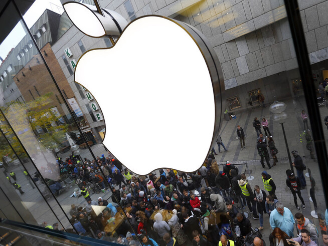 <p><b>FORBRUKERELEKTRONIKK:</b> Det amerikanske multinasjonale selskap Apple, som utvikler og selger forbrukerelektronikk og programvare, deriblant produkter som iPhone, iPad og Mac, er den vinnende merkevaren blant europeere. Bildet er tatt i september 2015 og viser folk som står og venter utenfor en Apple-butikk i Munchen på iPhone 6s verdenslansering.</p>
