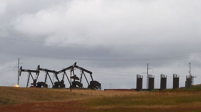<p><b>VENTER VEKST:</b> Den voldsomme veksten i USAs oljeproduksjon gjør at verden har nok olje frem til 2020, tror IEA. Også Canada, Brasil og Norge bidrar med vekst de neste årene. Men det trengs mer investeringer etter 2020, mener byrået. Dette er oljepumper i Bakken-området i USA.</p>