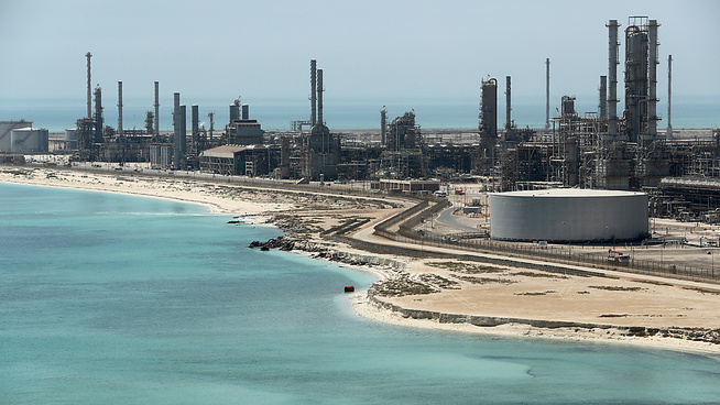 <p><b>SAUDI-ANLEGG:</b> Her ser vi Saudi Aramcos oljeraffineri- og oljeterminal i Ras Tanura.</p>