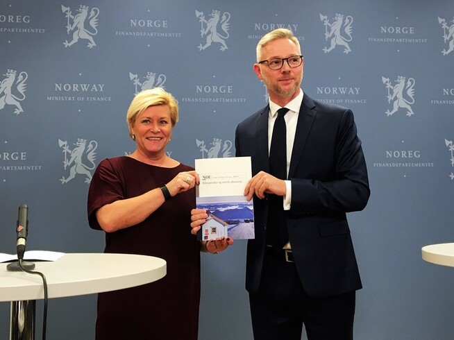 <p><b>FERSK RAPPORT:</b> Klimarisikoutvalgets leder Martin Skancke overrekker rapporten til finansminister Siv Jensen (Frp).</p>