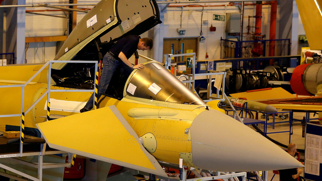 <p><b>KUTT:</b> Eurofighter Typhoon-produksjonslinjen i Warton rammes av nedskjæringer.</p>