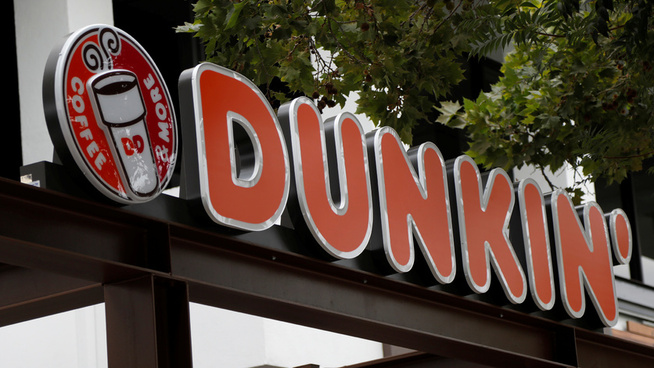 <p>Dunkin' uten Donuts. Slik ser det skiltet ut over den første kaffebaren hvor Dunkin' Brands har fjernet Donuts fra navnet. </p>