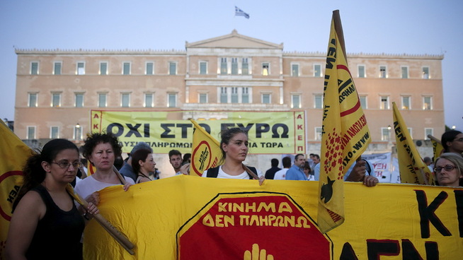 PROTESTER: Greske demonstranter har tatt til gatene en rekke ganger i protest mot innstrammingene etter at finanskrisen rammet landet. Helles er kanskje det landet i Europa som ble hardest rammet av finanskrisen, og de har i dag en statsgjeld på 178,6 prosent av BNP. Det er omtrent dobbelt så mye som snittet i eurosonen, som også de er en del av.