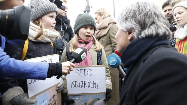 <p><b>STILT TIL VEGGS:</b> Selma (9) (t.v.) og Frøya (9) fra Nordseter skole i prat med klima- og miljøminister Ola Elvestuen. Streikende skoleelever var på plass i stort antall utenfor Stortinget fredag morgen.</p>