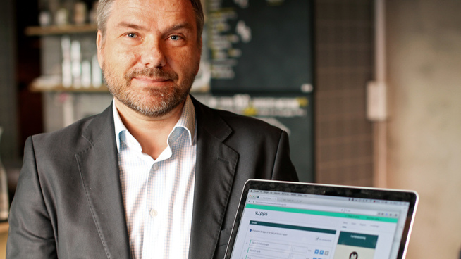 <p><b>PORTAL FOR MOBILBUTIKKEIERE:</b> Produktsjef for VippsGo, Geir Øiestad, viser hvordan selskaper enkelt registrerer produkter og menyer i en egen portal på nett for VippsGo-butikker.</p>