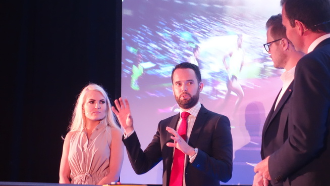 <p><b>SPÅR SKIFTE:</b> Analytiker Colin McKerracher (i midten) i Bloomberg New Energy Finance tegnet et lyst bilde for elbilens fremtid på Bislettkonferansen denne uken. Til venstre Isabelle Ringnes i tech-nettverk for kvinner.</p>