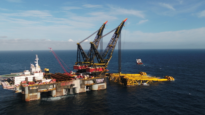 <p><b>MEGAFELT:</b> Når Johan Sverdrup-feltet er i full gang, vil det alene stå for 20 prosent av all norsk produksjon. Bildet viser da den første synlige delen av oljefeltet, 26.000 tonn med stålunderstell, ble satt på plass på Utsirahøyden.</p>