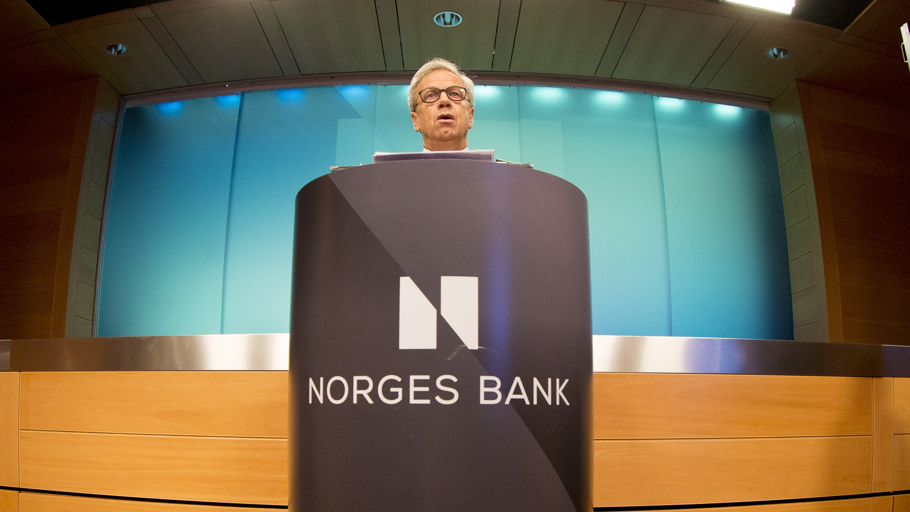 <p><b>PENGEPOLITISK AFTEN:</b> Torsdag holder Øystein Olsen sentralbanksjefens tradisjonelle årstale. Her fra forrige rentemøte i desember 2015 da Olsen besluttet en rekordlav norsk styringsrente på 0,75 prosent.<br/></p>