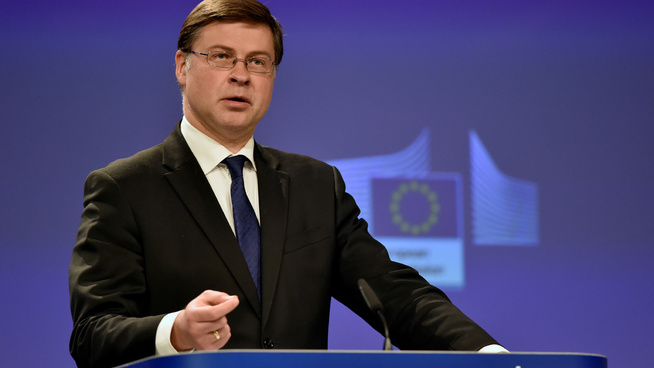 <p><b>TAR GREP:</b> EU, her ved kommisjonær Valdis Dombrovskis, innfører nytt regelverk med sikte på større transparens rundt betaling for finansielle tjenester.</p>