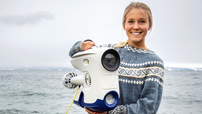<p><b>SÅ STOR ER DEN:</b> Da Christine Spiten jobbet med sin masteroppgave stilte hun spørsmålet, hvorfor finnes det ikke mellomting mellom leketøy og industrielle ROV-er når det gjelder undervannsovervåkning? Resultatet ble eget selskap, 25 ansatte og undervannsdronen «Pioneer».</p>