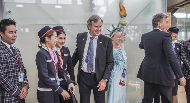 <p>UNIFORMER: Her er Bjørn Kjos i Norwegian under åpningen av Norwegians første direkterute til New York på fra Oslo. Antrekkene til flypersonalet er designet av Moods of Norway.</p>