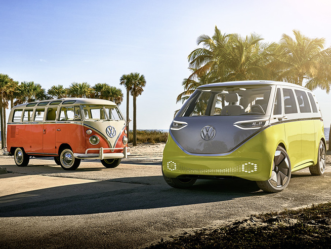<p><b>LIGNENDE DESIGN:</b> Til høyre Volkswagens nye elektriske minibuss I.D. Buzz, som etter planen skal komme i produksjon i 2020, syv tiår etter bilen til venstre, den gamle Volkswagen T1 fra 1950.</p>
