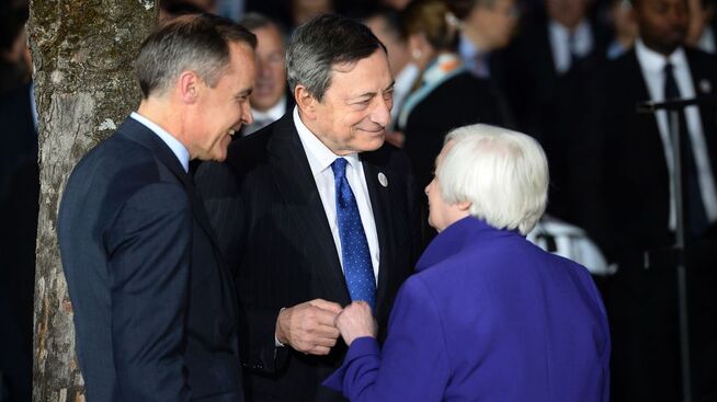 <p><b>I VINDEN:</b> Sentralbanksjef Mario Draghi (midten) i eurosonen har sett euroen styrkes uvanlig mye dette året. Både sentralbanksjef Mark Carney i Storbritannia og sentralbanksjef Janet Yellen i USA har sett motsatt utvikling for henholdsvis pundet og dollaren.</p>