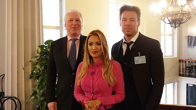 <p><b>SÅPEOPERA:</b> Her er tidligere styreleder, James Cardwell, administrerende direktør Tasmin Lucia-Khan og Gunnar Ryan Wiik. Etter dette bildet ble tatt ved WR Entertainments notering ved Merkur Market har det utspilt seg en såpeopera med søksmål og konflikter.</p>