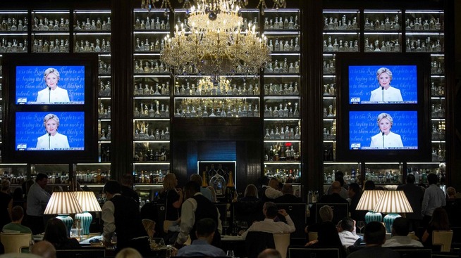<p>FULGTE MED: Gjester ved Trump Hotel i Washington kunne følge med på presidentdebatten tidligere denne uken.</p>