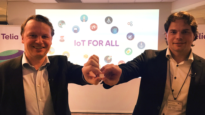 <p><b>IoT-SAMARBEID:</b> Teknisk direktør Jon Christian Hillestad i Telia viser sammen med Disruptive Technologies-gründer Erik Fossum Færevaag frem sensoren som sistnevntes selskap har utviklet.</p>