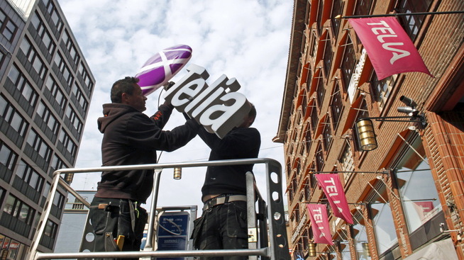 <p><b>HAR BYTTET NAVN:</b> Selskapet heter ikke lenger TeliaSonera, men Telia. Arbeidere jobber med å bytte ut logoen utenfor en butikk i Stockholm.</p>