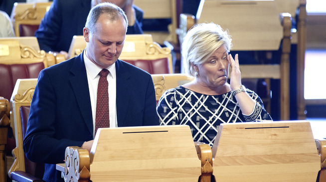   <p><b>UFORTSÅENDE:</b>  Samferdselsminister Ketil Solvik-Olsen (Frp) mener  det er rart regjeringen kritiseres av BNL. Her  sammen med finansminister Siv Jensen i  Stortinget.</p> 