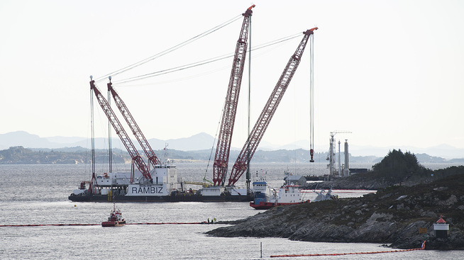 <p><b>PÅ ULYKKESSTEDET</b>: Kranbåten Rambiz jobber ved den havarerte KNM "Helge Ingstad".</p>