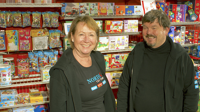 <p><b>LEKETOPPER:</b> Administrerende direktør Gro Svendsen og styreleder Dan Helge Bjørneset i Nordic Toy Team.</p>