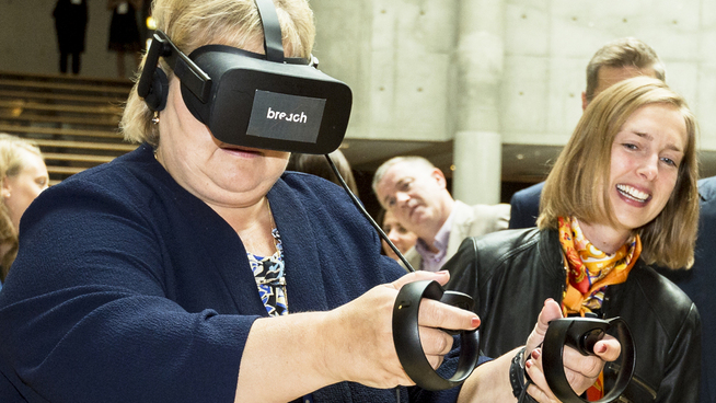 <p><b>TEKNOLOGI:</b> Regjeringen mener de har satset hardt på teknologi i årets statsbudsjett. Her er statsminister Erna Solberg med VR-briller sammen med forsknings- og høyere utdanningsminister Iselin Nybø. </p>