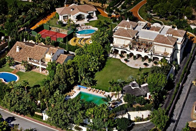 <p><b>SIERRA BLANCA, MARBELLA:</b> Reitans spanske feriepalass er på over 1.500 kvadratmeter og står på en 4,4 mål stor tomt. Ifølge spanske myndigheter kjøpte Odd Reitan den for ni millioner euro, tilsvarende vel 80 millioner kroner etter dagens kurs.</p>