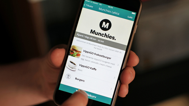 <p><b>MENYEN RETT I MOBILEN:</b> Restauranter kan legge inn menyer i Vipps-appen, slik at kunder enkelt kan betale for maten på forhånd direkte i mobilen, uten å måtte stå i kø for å betale.</p>