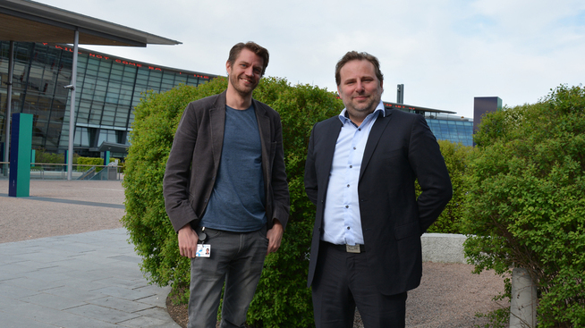 Magnus Aurdal i Telenor (til venstre) og Claes Halvorsen i Gamer.no/TU Media er veldig fornøyde med at det nå er klart at Telenor skal sponse Telenorligaen for e-sport i tre år til.