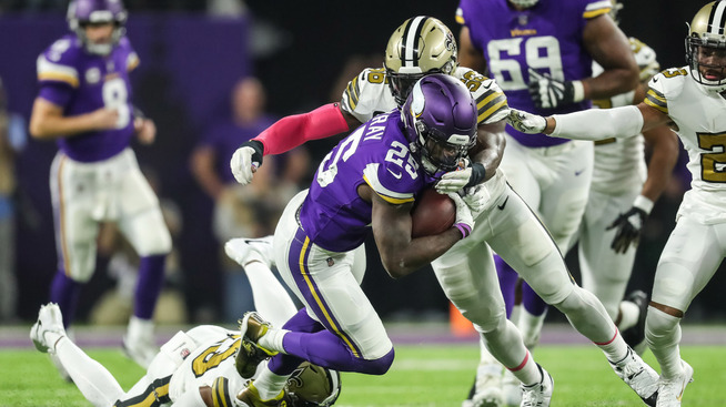 <p><b>KAN ESPORT BLI LIKE STORT?</b> NFL, den profesjonelle ligaen for det amerikanerne kaller fotball, regnes som verdens største liga målt etter klubbenes omsetning. Her ser vi Minnesota Vikings-spilleren Latavius Murray (foran i lilla drakt) bli tacklet av New Orleans Saints' Demario Davis.</p>