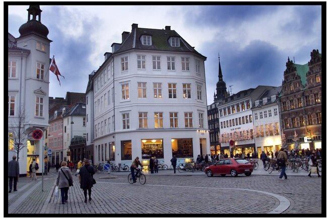 <p><b>I OLJESKVIS:</b> Danmark, her representert ved København og handlegaten Strøget.<br/></p>