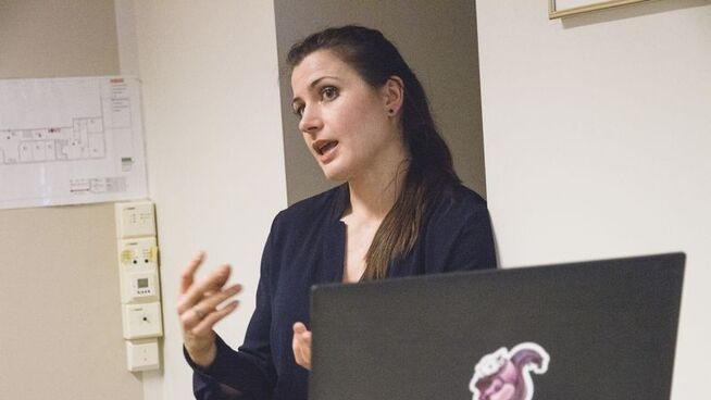 <p><b>MURBRYTER:</b> Etisk hacker Elisabet Haugsbø forklarer hva hun gjør for å hjelpe bedrifter med å sikre seg mot inntrengere.</p>