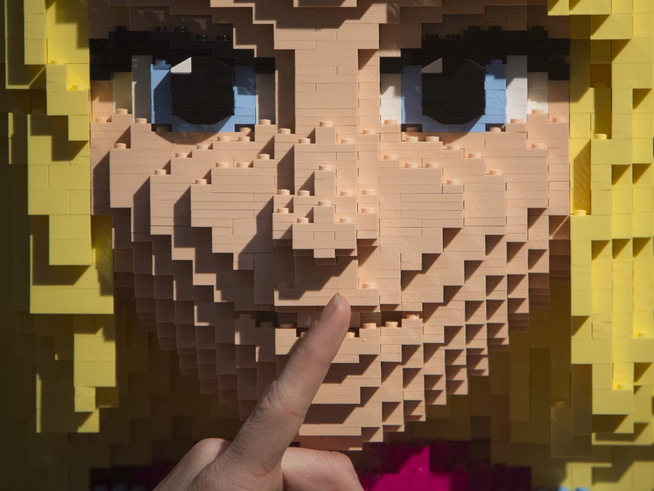 <p><b>LEKER:</b> Den danske leketøysprodusenten Lego seiler inn på en tredjeplass på den europeiske listen. På verdensbasis er klossene imidlertid på en andreplass over mest elskede forbruksvarer, ifølge Business Insider.</p> <p>Lego har riktignok fått kritikk gjennom de siste årene, blant annet da produsenten nektet den kinesiske kunstneren Ai Weiwei å lage Lego-kunst på grunn av kunstnerens politiske holdninger.</p> <p>Lego ble oppfunnet på 1920-tallet som treleker av den danske snekkeren Ole Kirk Christiansen.</p>
