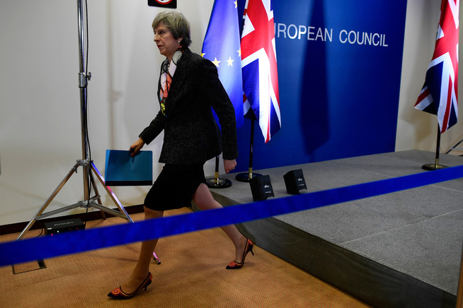 <p><b>ANNONSERTE NYVALG:</b> Statsminister Theresa May, som her forlater talerstolen under et møte i Brussel i mars.</p>
