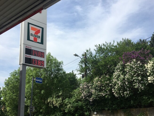 <p><b>STORE VARIASJONER:</b> Drivstoffprisene har variert svært mye den siste uken. Her på Shell Tåsen var bensinprisen nede i 14,89 kroner den 28. mai.</p>