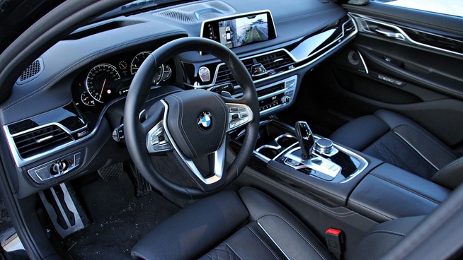 <p><b>TEKNOFEST</b>: Bilen byr på alt BMW har av teknologiske triks. Samtidig så ser den ikke så forskjellig ut fra de mindre modellene. Her er Mercedes' S-klasse på en helt annet nivå.</p>