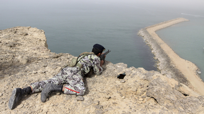 <p><b>ØVELSE:</b> I 2011 var trusselen fra Iran om å stenge Hormuzstredet oppe flere ganger. Bildet viser en iransk soldat i en øvelse på kysten av Omansjøen mot slutten av det året.</p>