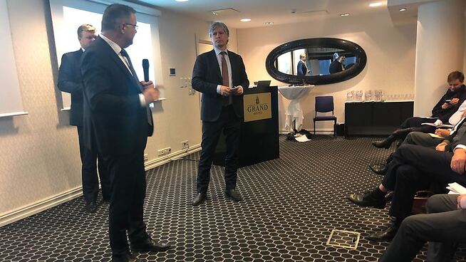 <p><b>LA FREM NYHET:</b> Oljeminister Kjell-Børge Freiberg (Frp, ryggen til) og miljøvernminister Ola Elvestuen (V).</p>