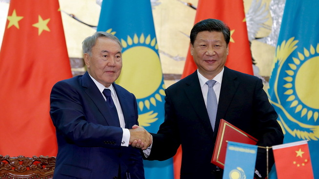 <p><b>FOKUSERER MER PÅ NÆROMRÅDENE:</b> Kinas vrir investeringene sine til landene langs den historiske Silkeveien, særlig i Sentral-Asia. Her fra Kinas president Xi Jinpings besøk til nabolandet Kazakhstans president Nursultan Nazarbayev i 2015.</p>
