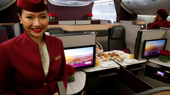<p>BUSINESS CLASS: Her viser Qatar Airways hvordan det ser ut på business class i ett av deres Boeing 777-fly, under en reiselivsmesse i Paris.</p>