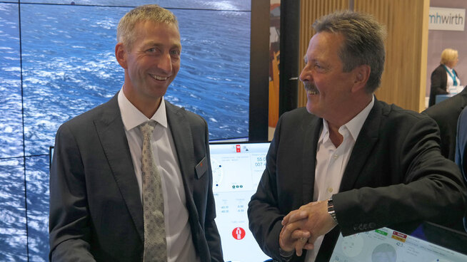 <p><b>MERKER PÅGANG FRA UTLANDET:</b> Salgsdirektør for fiskeri og akvakultur Espen Liset (t.v.) forteller at de har blitt kontaktet av flere aktører fra utlandet etter at det ble kjent at de satser på offshore oppdrett. Han forteller at sjømataktører i land som Kina, India og Chile følger utviklingen i Norge nøye. Her avbildet med Thor Hukkelås, direktør for Akvakultur, begge i Kongsberg Maritime.</p>